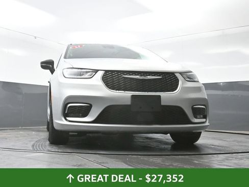 Used 2024 Chrysler Pacifica Touring-L image 52