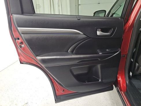 Used 2017 Toyota Highlander SE image 29