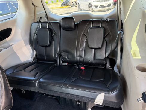 Used 2018 Chrysler Pacifica Touring-L FWD image 13