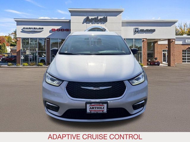 Certified 2024 Chrysler Pacifica Limited FWD image 3
