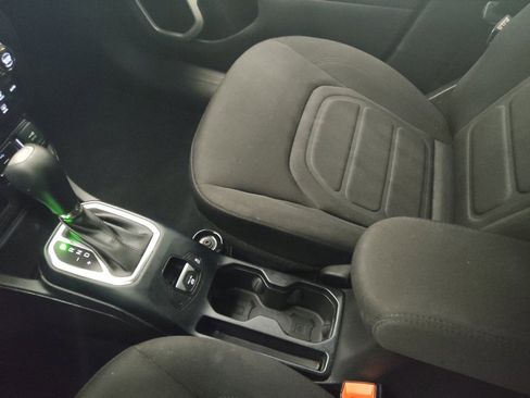 Used 2021 Jeep Renegade Latitude FWD image 26