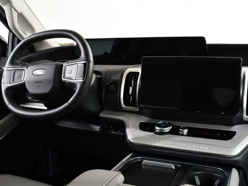 Used 2025 Ford Expedition Active AWD/4WD image 8