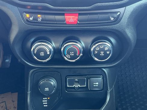 Used 2017 Jeep Renegade Latitude w/ Cold Weather Group image 22