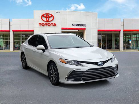 Used 2022 Toyota Camry XLE w/ Navigation Upgrade Package FWD image 2