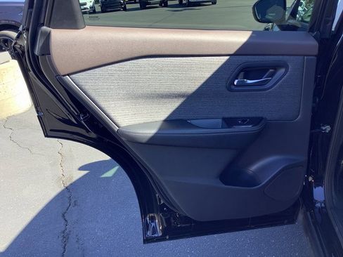 Used 2023 Nissan Rogue SV image 24