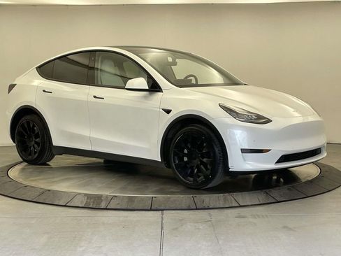 Used 2020 Tesla Model Y Long Range image 9