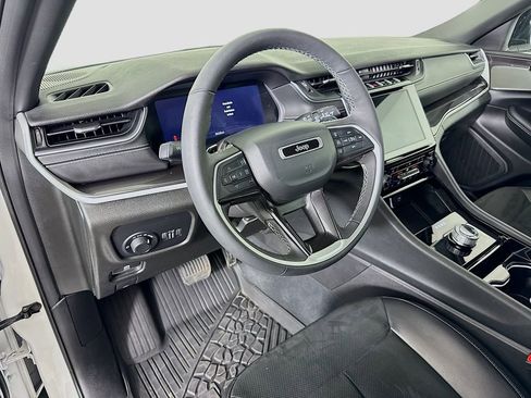 Used 2023 Jeep Grand Cherokee Altitude image 9