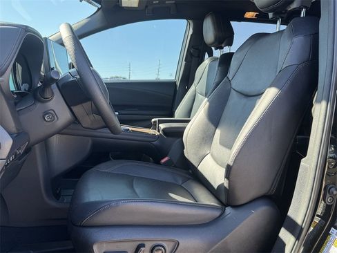 Used 2025 Toyota Sienna Platinum image 17