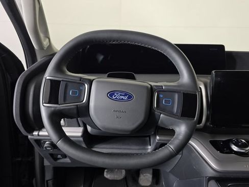 Used 2025 Ford Expedition Active AWD/4WD image 11