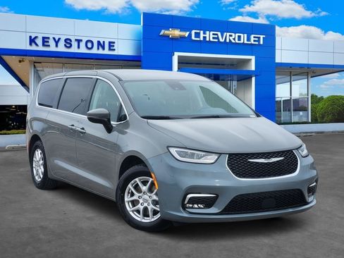 Used 2023 Chrysler Pacifica Touring-L FWD image 1