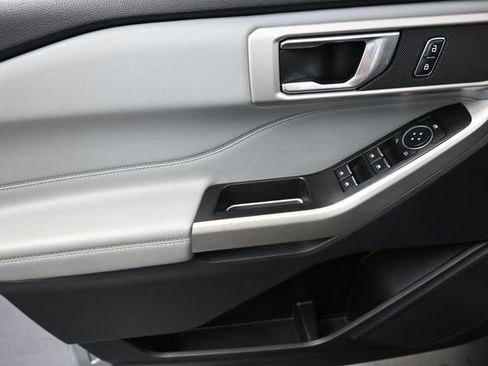 Used 2022 Ford Explorer XLT w/ Equipment Group 202A AWD/4WD image 13
