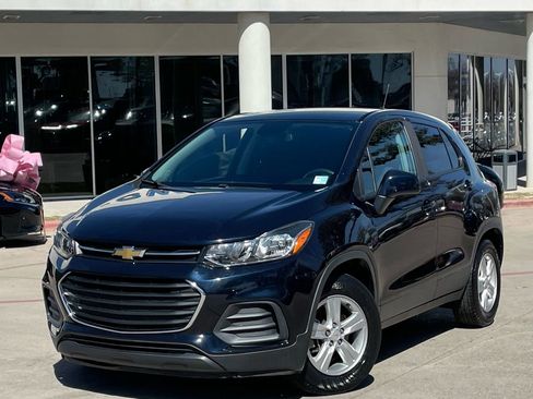 Used 2021 Chevrolet Trax LS w/ Tint and Cruise Package image 9