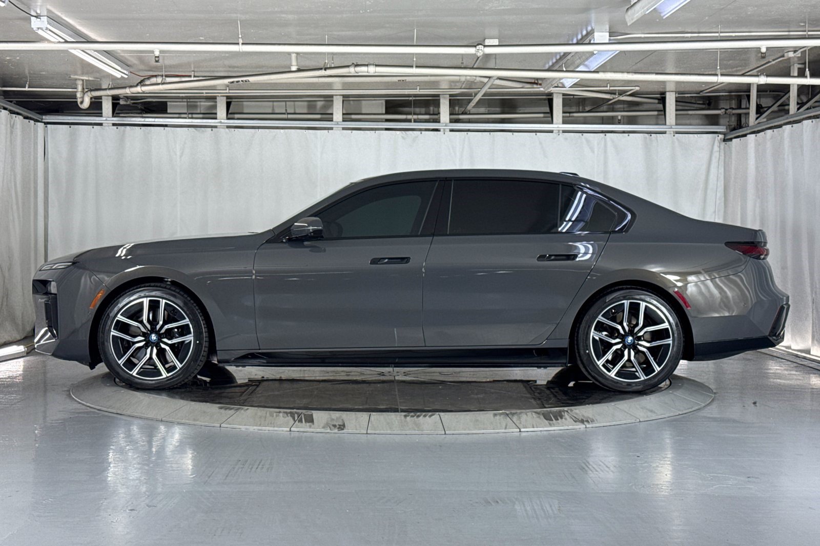 Used 2023 BMW i7 xDrive60 AWD/4WD image 2
