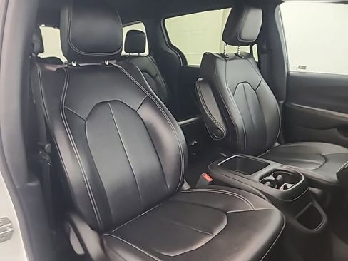 Used 2025 Chrysler Pacifica Select FWD image 15