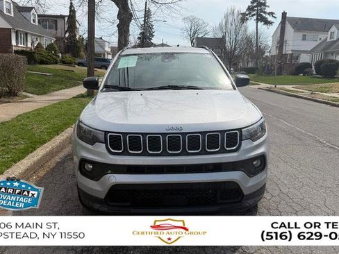 Used 2025 Jeep Compass Trailhawk AWD/4WD image 3