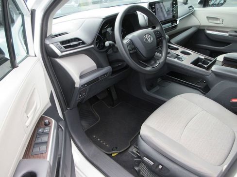 Used 2022 Toyota Sienna LE FWD image 13