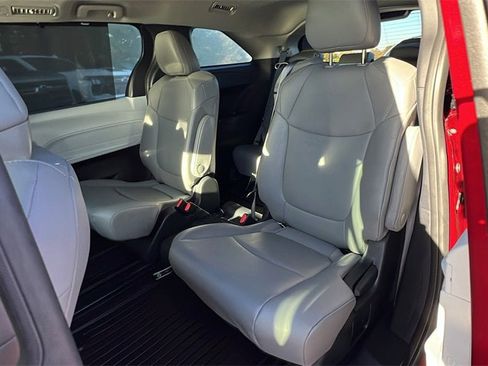 Used 2025 Toyota Sienna XLE image 20