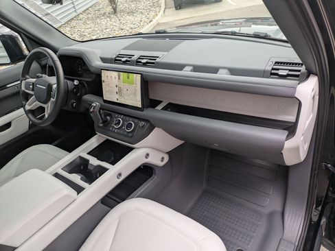 Used 2025 Land Rover Defender 130 S image 35