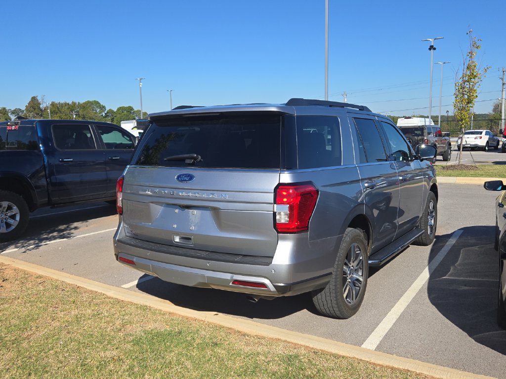 Used 2023 Ford Expedition XLT AWD/4WD image 3