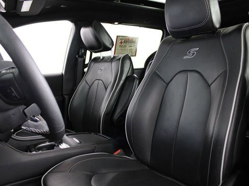 Used 2025 Chrysler Pacifica Limited FWD image 17