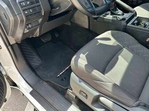 Used 2025 Toyota Tacoma SR AWD/4WD image 19