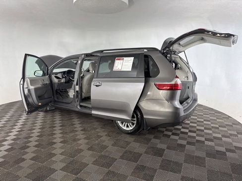 Used 2017 Toyota Sienna XLE Premium image 18