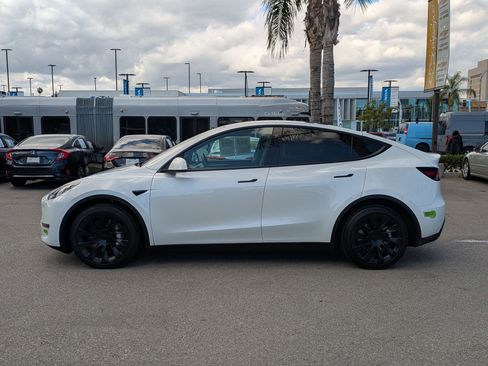 Used 2023 Tesla Model Y Long Range image 8