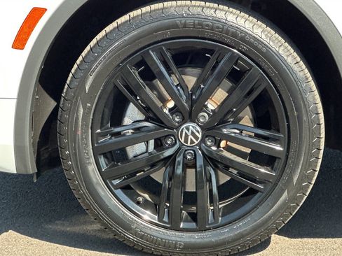 Used 2022 Volkswagen Tiguan SE R-Line AWD/4WD image 32