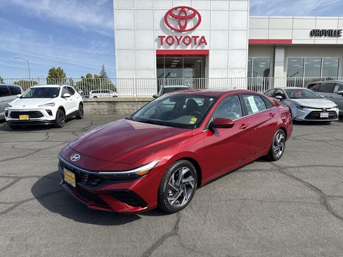 Used 2025 Hyundai Elantra SEL FWD image 1