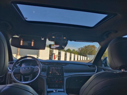 Used 2024 Jeep Grand Cherokee Altitude image 18