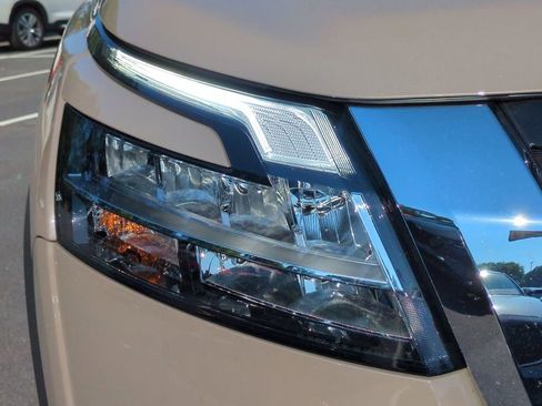 Used 2024 Nissan Pathfinder Platinum FWD image 10
