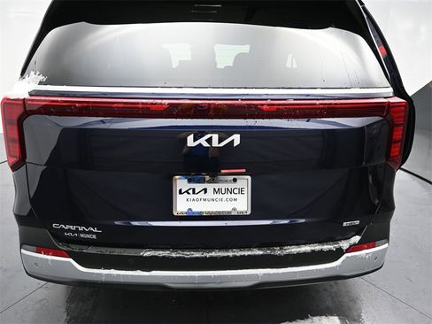 New 2026 Kia Carnival EX image 9