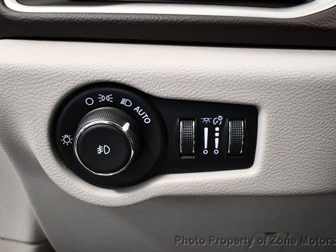 Used 2017 Chrysler Pacifica Touring-L image 30