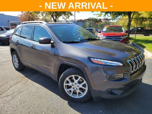 Used 2017 Jeep Cherokee Latitude w/ Cold Weather Group FWD image 1