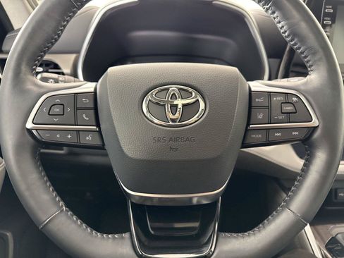 Used 2021 Toyota Highlander Limited FWD image 17