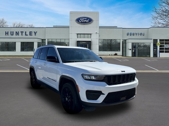 Used 2024 Jeep Grand Cherokee Altitude AWD/4WD image 4