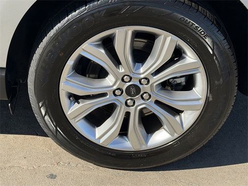 Used 2024 Ford Edge Titanium image 8