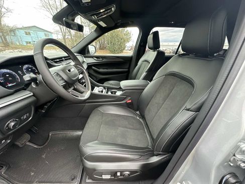 New 2025 Jeep Grand Cherokee Altitude image 13