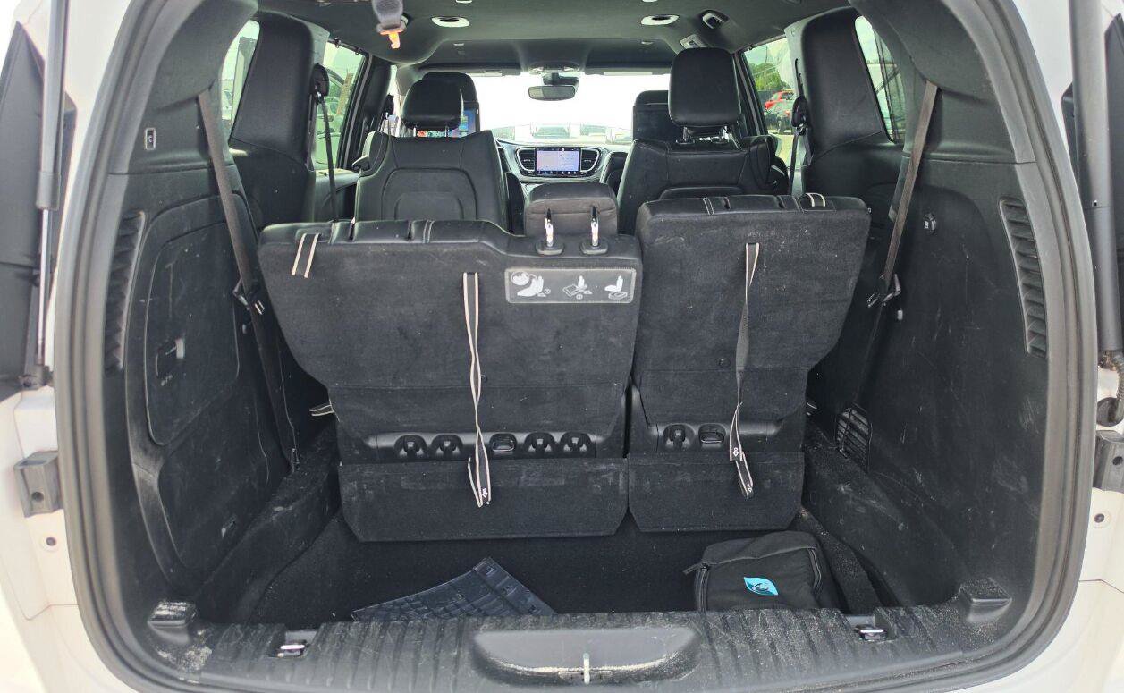 Used 2021 Chrysler Pacifica Touring-L w/ Uconnect Theater Family Group FWD image 9