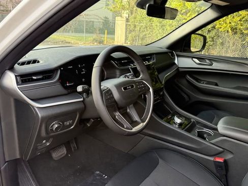 New 2025 Jeep Grand Cherokee Laredo w/ Luxury Tech Group I image 15