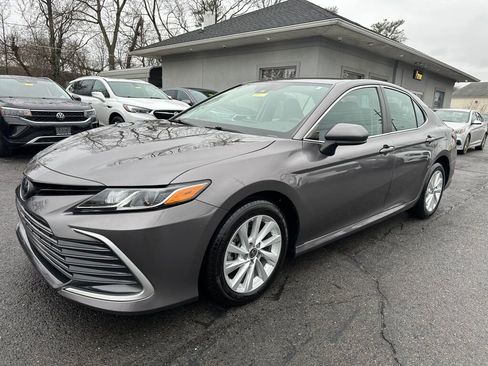 Used 2023 Toyota Camry LE image 3