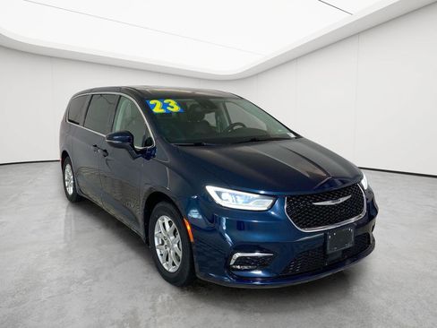 Used 2023 Chrysler Pacifica Touring-L FWD image 32