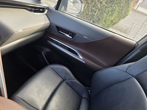 Used 2022 Toyota Venza XLE image 16