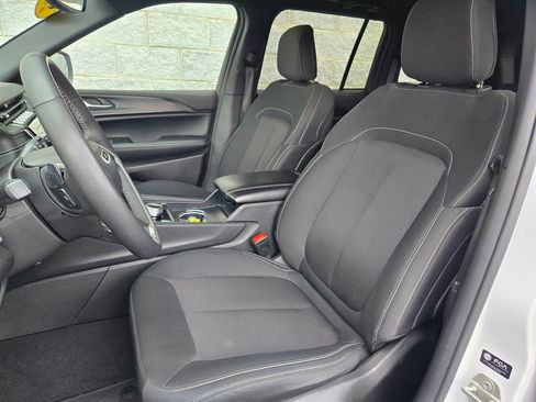 Used 2024 Jeep Grand Cherokee Laredo w/ Luxury Tech Group I AWD/4WD image 14