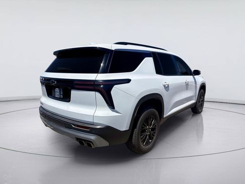 Used 2025 Chevrolet Traverse LT FWD image 3