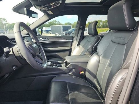 Used 2023 Jeep Grand Cherokee Overland w/ Luxury Tech Group IV image 21