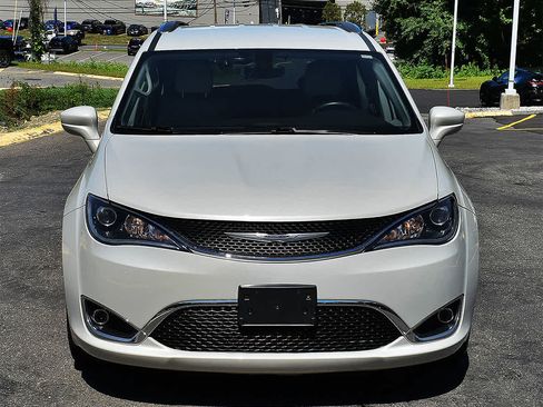 Used 2019 Chrysler Pacifica Touring-L FWD image 6
