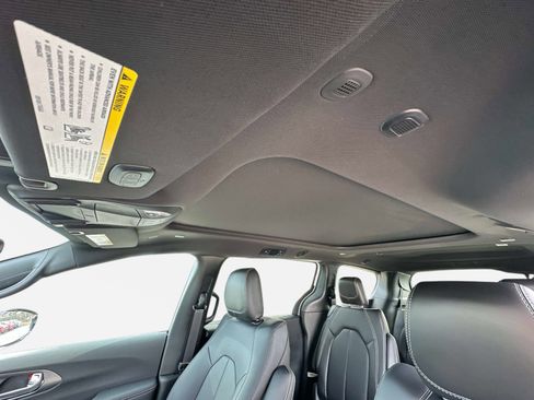 New 2026 Chrysler Pacifica Select image 32