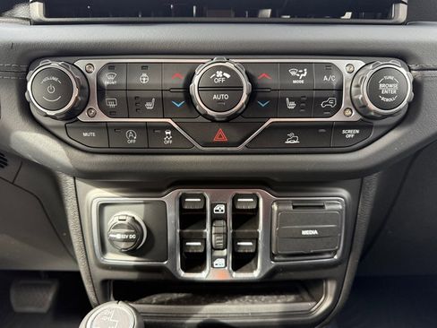 Used 2025 Jeep Gladiator Sport image 27