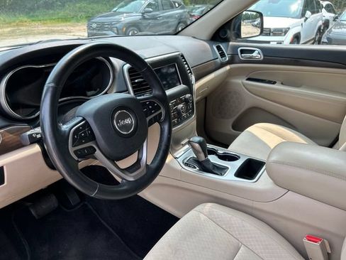 Used 2018 Jeep Grand Cherokee Laredo AWD/4WD image 13